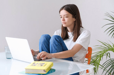 girl on compiuter